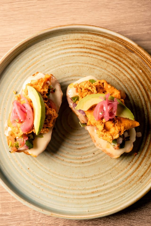 MOLLETES DE CHORIZO.